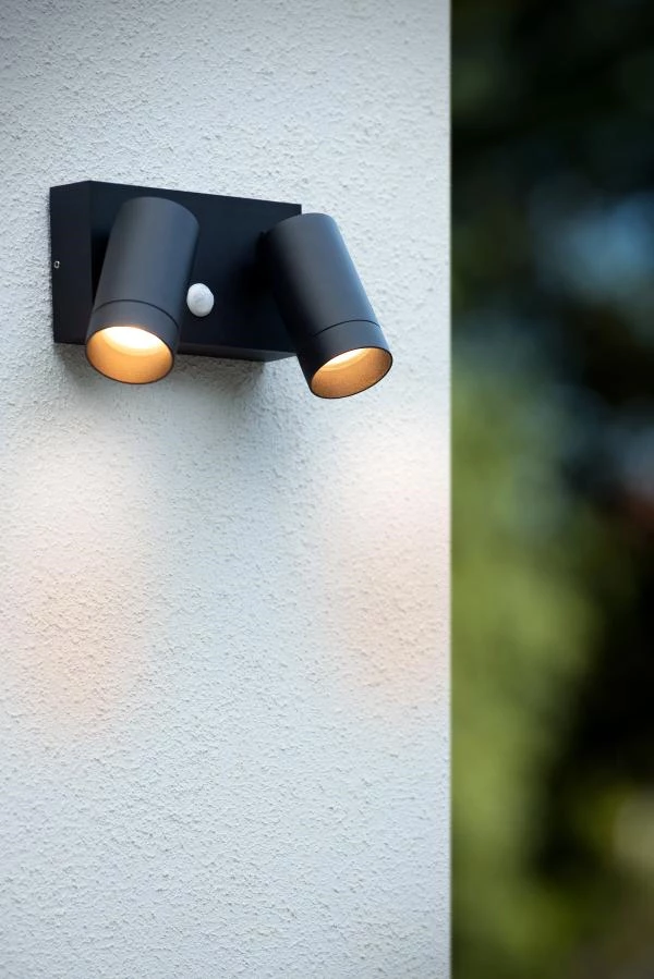 Lucide TAYLOR - Wall spotlight / Wall light Indoor/Outdoor - 2xGU10 - IP54 - Motion Sensor - Black - ambiance 2